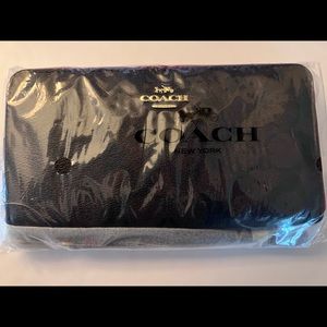 ✨Brand new Coach Wallet! ✨
